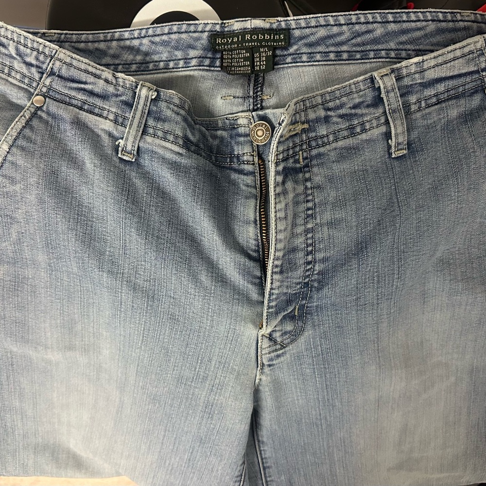 This is a 36/30  blue jeans yes I worn them they stretch